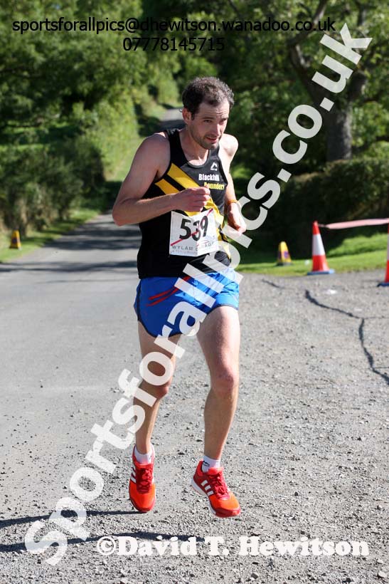 Gary Wallace (Blackhill Bounders) wins the Tynedale 15 Mile Road Race, Hexham. Photo: David T. Hewitson/Sports for All Pics